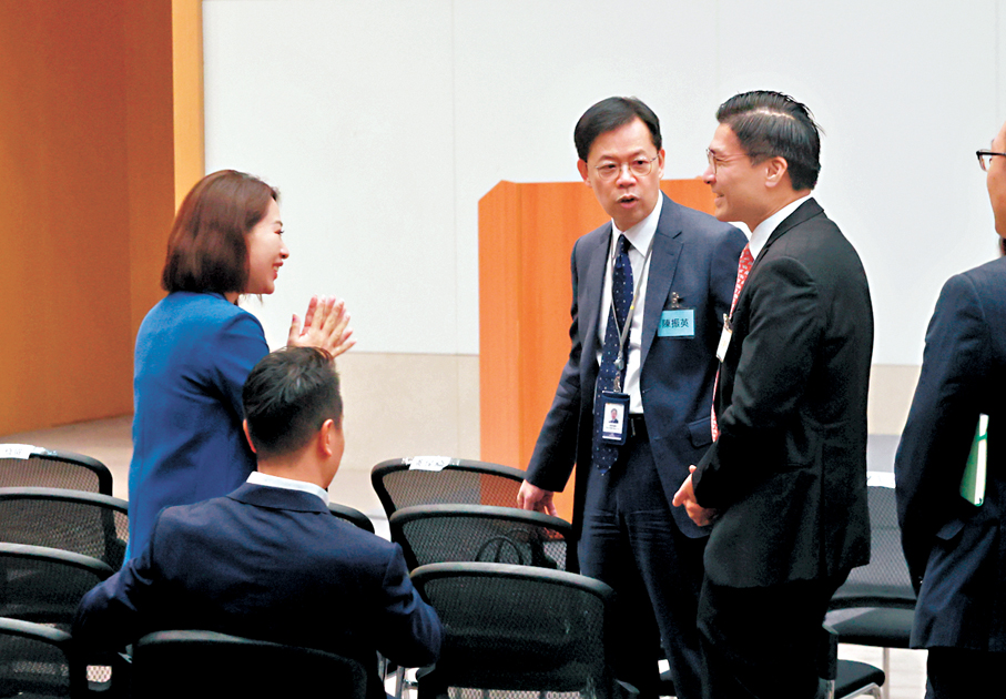 ●郭芙蓉等候任議員熱烈交流。