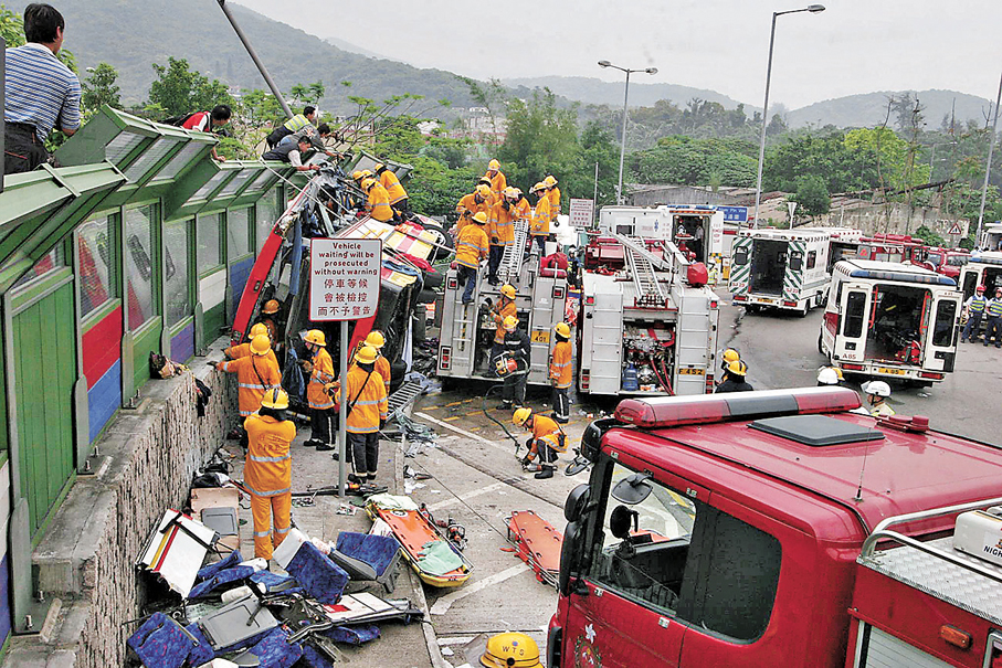 ●2008年5月，一輛載滿乘客的旅遊巴在西貢南邊圍失事翻側釀成19死36傷，這場意外令方國珊內心觸動極深，成為其「棄商從政」的轉捩點。 資料圖片