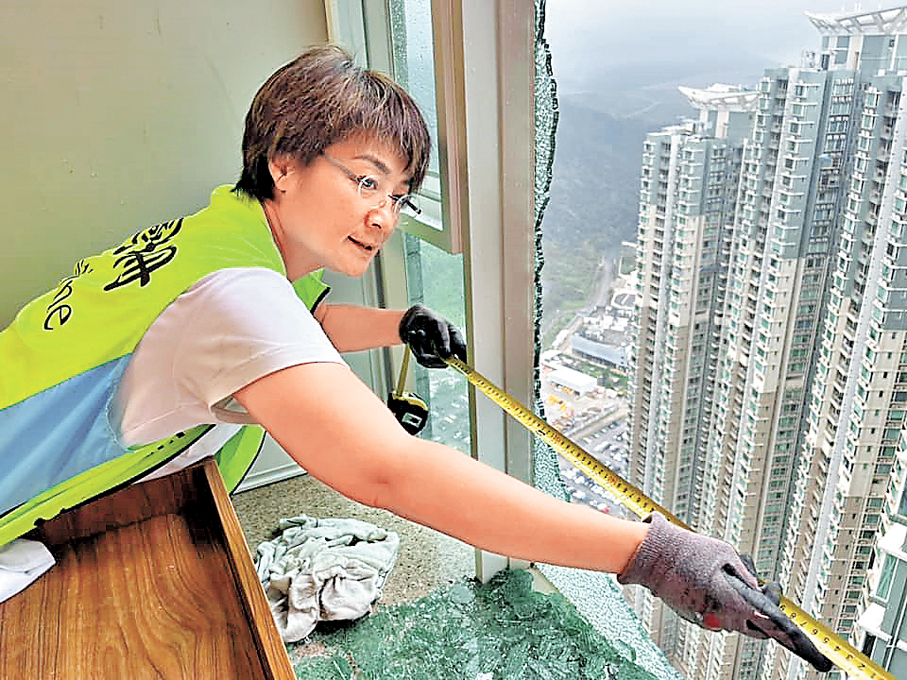 ●颱風「蘇拉」來襲後，方國珊親自幫忙街坊清理玻璃碎片。 受訪者供圖