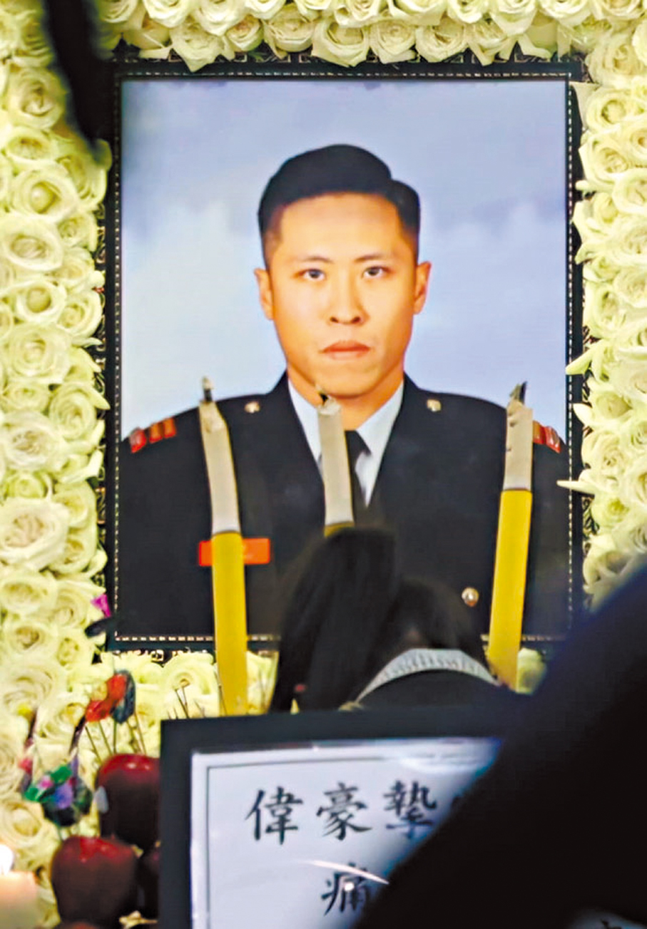 ●殉職消防員何偉豪設靈。香港文匯報記者鄧偉明  攝