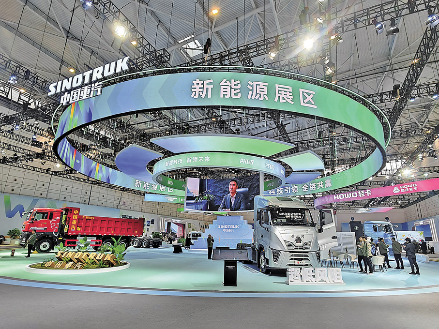 ●中國重汽認為，商用車新能源轉型勢在必行。 香港文匯報記者殷江宏  攝