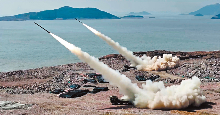 ●中國外交部發言人表示，任何人都不要低估中國捍衛國家主權和領土完整的堅定意志和強大能力。圖為解放軍在「海峽雷霆—2025A」軍演上實施遠程火力實彈射擊演練。資料圖片