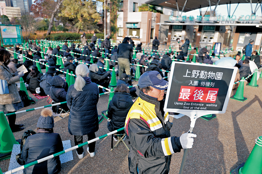 ●16日一早，上野動物園門口已排起長隊。日本民眾和遊客排隊觀看大熊貓「曉曉」和「蕾蕾」。     美聯社