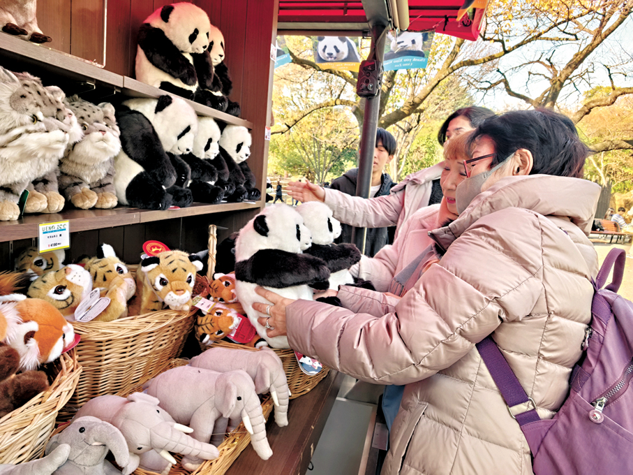 ●東京上野動物園內，日本市民駐足紀念品商店，挑選熊貓主題商品。 香港文匯報東京傳真
