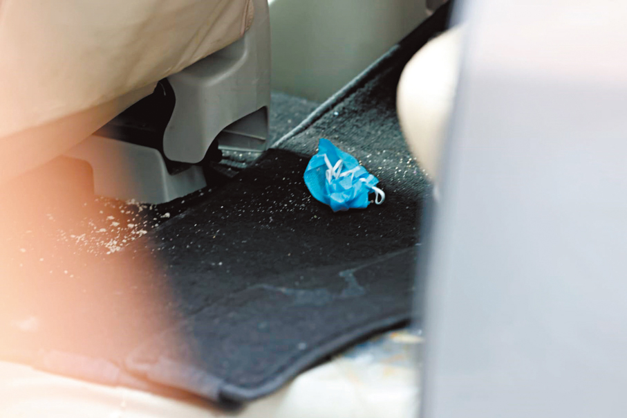 ●車廂地上遺下一個口罩。香港文匯報記者劉友光  攝