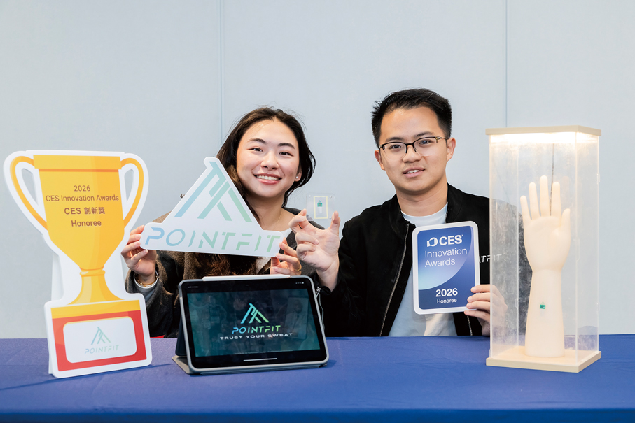 ●Point Fit Technology Limited聯合創辦人及行政總裁林堅（Kenny Oktavius）（右）介紹全球領先的皮貼式汗液乳酸感測貼。