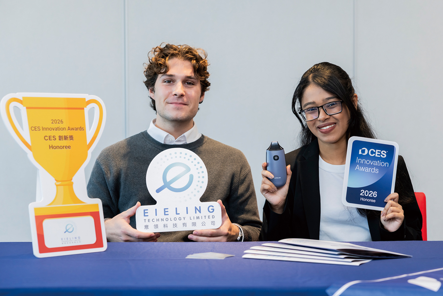 ●意領科技有限公司商務專員Nashita Nur（右）介紹全球首創便攜式脂肪肝智能檢測系統「FattaLab®肝臟脂肪測量儀」。