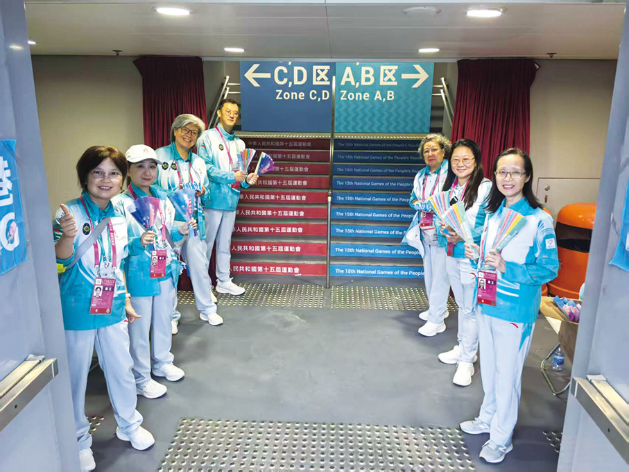 李薔（右二）通過優才計劃來港，全運會與兒子都在單車館工作，大讚透過義工服務增加了對香港的歸屬感。