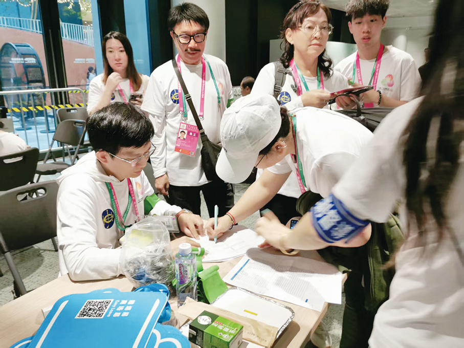 ●李游幸（左一）前後擔任了8天義工，大感滿足，自學廣東話的他，被本地義工大讚說得流利。