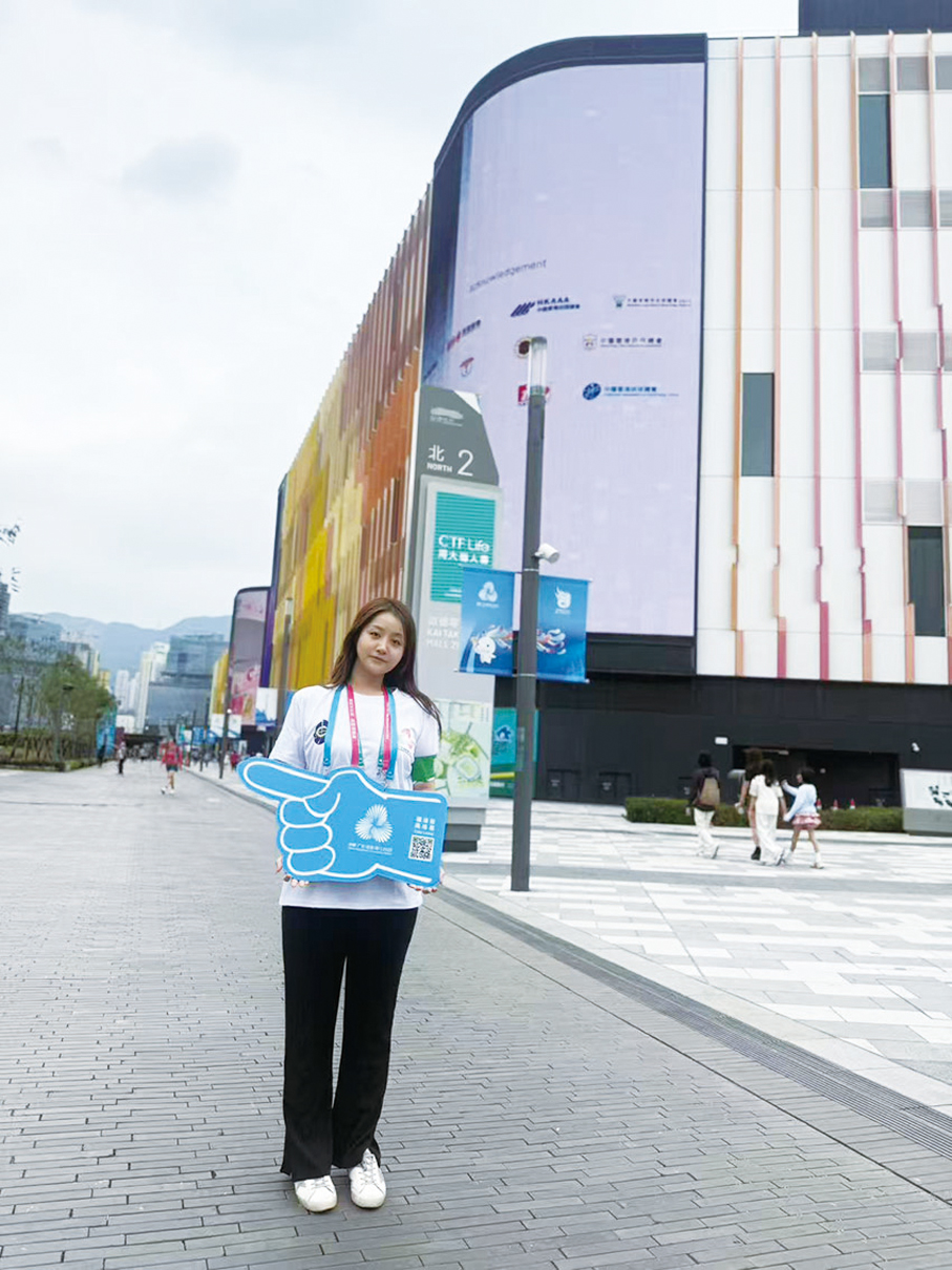 ●柳淼被分派到手球場館服務，體驗到香港市民對於港隊運動員的支持，亦認識不少新朋友。