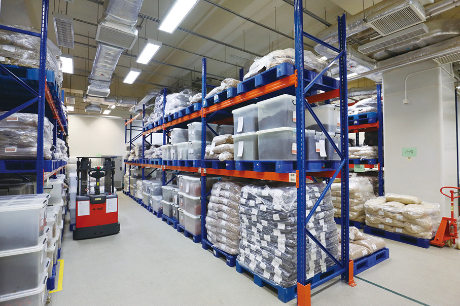 ●廠房內設質量控制（QC）實驗室、製藥部及中藥飲片倉庫等，均採用系統化管理模式，致力確保產品質量、安全性及可靠性。