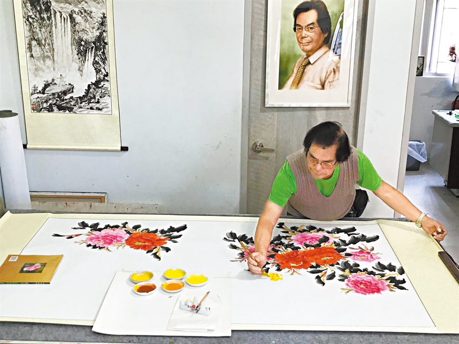 ●香港職業書畫家車桂新創作中。  受訪者供圖