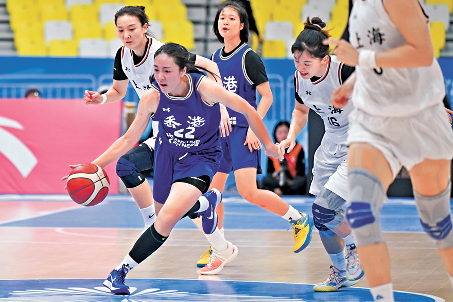 ● 香港女籃（藍衫）於十五運會展現競爭力，令鄭薇留下深刻印象。 資料圖片