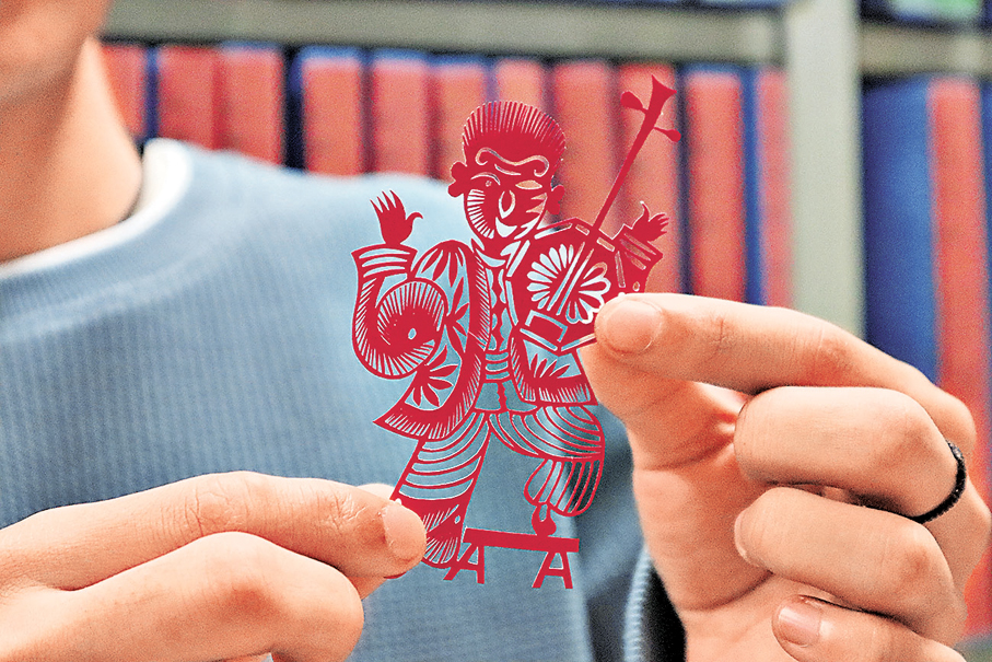 ●賀強展示「陝北說書」主題剪紙作品。 中新社