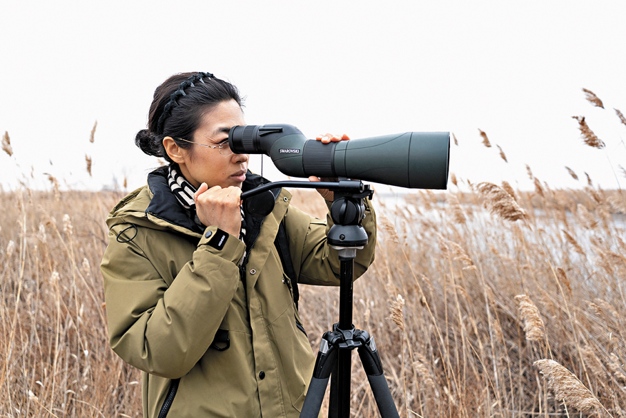 ●山東黃河三角洲國家級自然保護區管理委員會生態監測中心副主任趙亞傑在野外監測候鳥。香港文匯報記者胡臥龍 攝