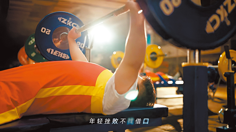 ●《共赴山海》粵語MV截圖，歌曲展現不屈意志。