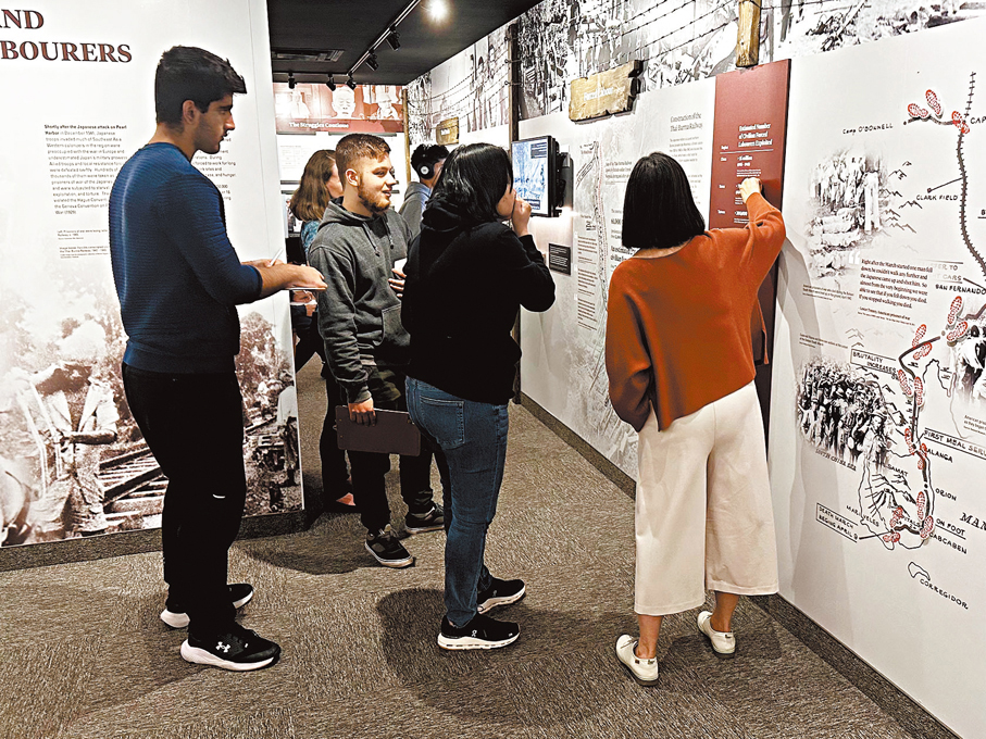 ●加拿大學生在亞太和平博物館內了解亞洲二戰歷史。