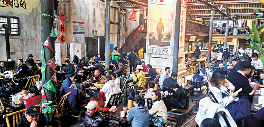 ●夜幕降臨，茶館亮起暖黃的燈，戲曲聲混着嘈雜聲飄出窗外。從早點到夜宵，每天1.5萬客流讓這座老建築重獲新生。香港文匯報記者姚進  攝