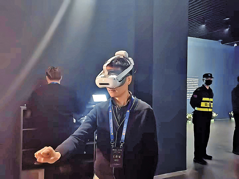 ●觀眾在青銅禮官大挑戰MR數字藝術體驗區沉浸式體驗國寶神面卣的神奇。 記者于海江  攝