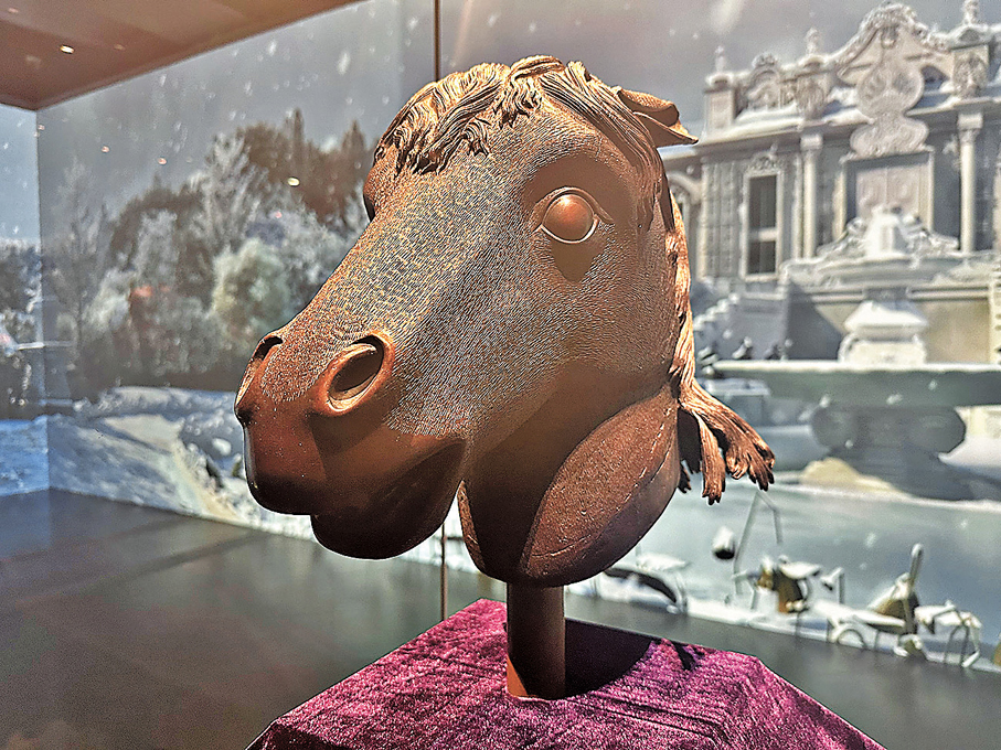 ●此次特展展出馬獸首仿製件。 記者于海江  攝