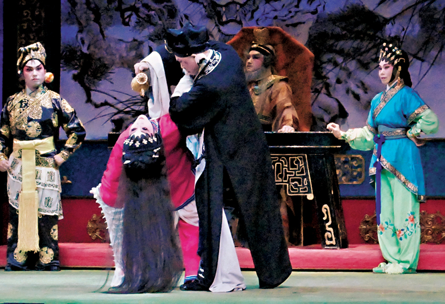 ●鄭詠梅與一點鴻在《神劍山莊》中一折被灌毒酒的排場。 