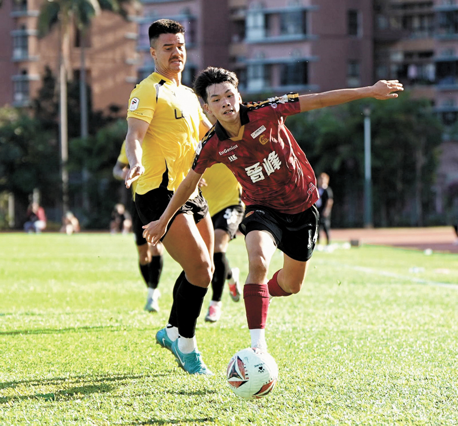 ●九龍城（紅衫）不敵理文。 香港文匯報記者張發兒  攝