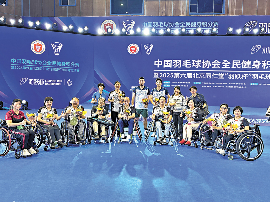 ●李龍大、劉成等與剛參加了殘特奧會比賽的運動員合影。香港文匯報記者敖敏輝  攝