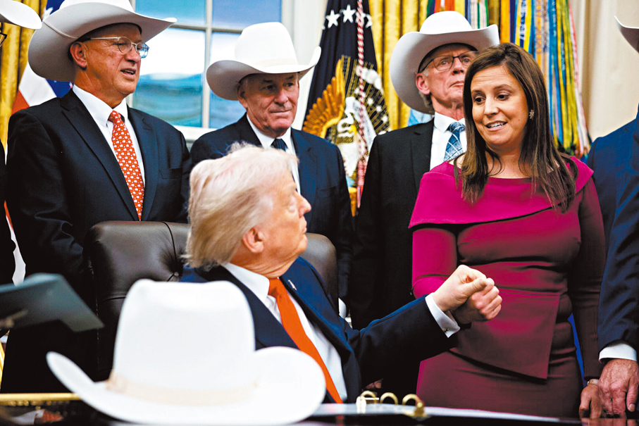 ●特朗普曾表示斯特凡尼克（右）極具才華。 彭博社