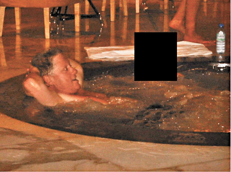 ●克林頓在按摩池與一名身份未明人士共浴。 路透社