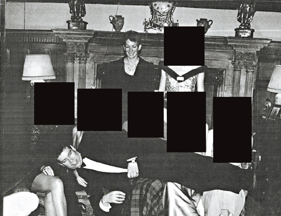 ●安德魯躺在多人大腿上。 美聯社