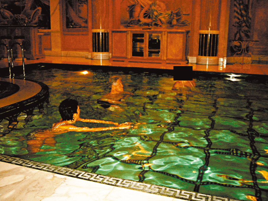 ●克林頓（中）與馬克斯韋爾（左）在泳池游泳。 路透社