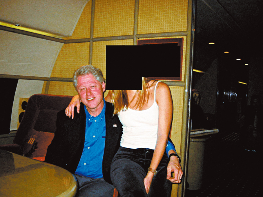 ●克林頓與一名女子合照。 路透社