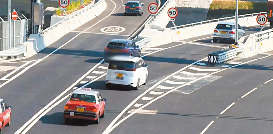 ●有司機未適應交通安排，臨近出口發現行錯路，將車停在「風琴位」，之後向左切雙白線。 新聞截圖