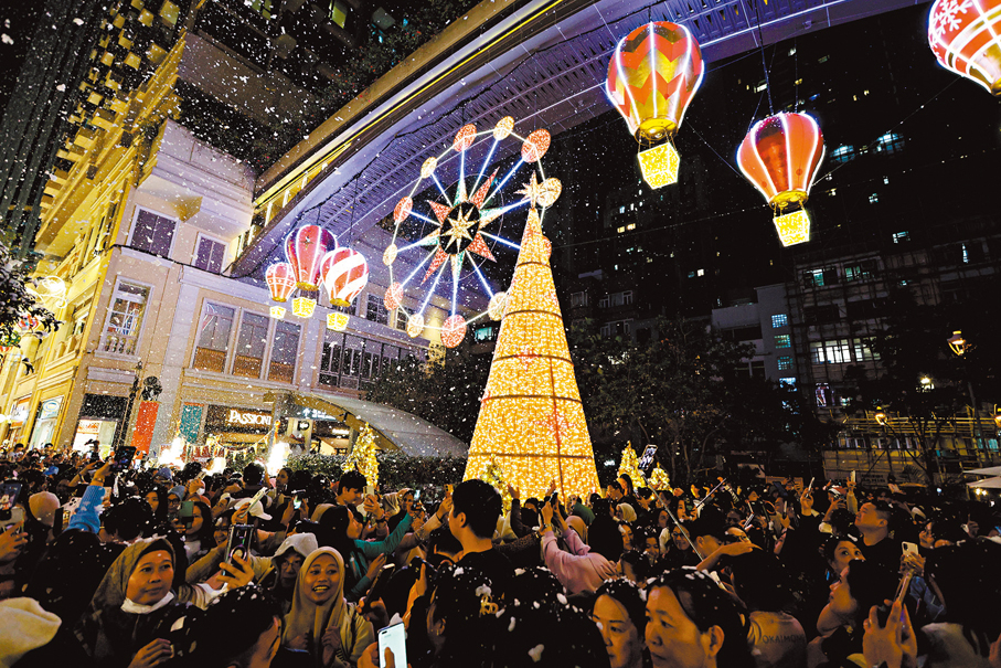 ●利東街打造歐洲聖誕市集，中庭有懸浮LED摩天輪及8米高聖誕樹，每晚上演大型戶外飄雪匯演，並打造歐陸文化市集，不少遊客紛紛慕名而來。 香港文匯報記者黃艾力  攝