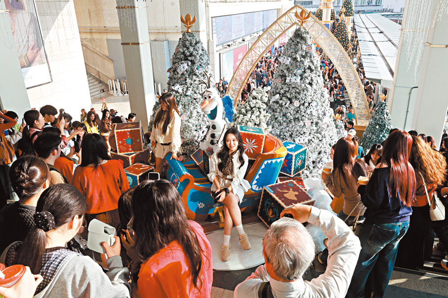 ●海港城及尖沙咀碼頭外迫滿市民旅客歡度聖誕。 香港文匯報記者郭木又  攝