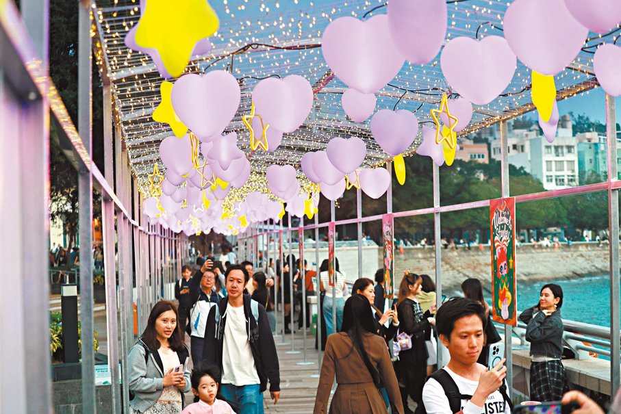 ●來自意大利的Anna Lotto（下圖）表示，今年的燈光布置讓海濱長廊更添溫馨的氣氛。香港文匯報記者北山彥  攝