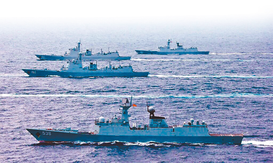 ●大連海事局19日發布公告，從12月21日下午4時至12月28日下午4時，渤海海峽黃海北部部分海域執行軍事任務，禁止駛入。圖為早前解放軍在黃海軍演畫面。 資料圖片
