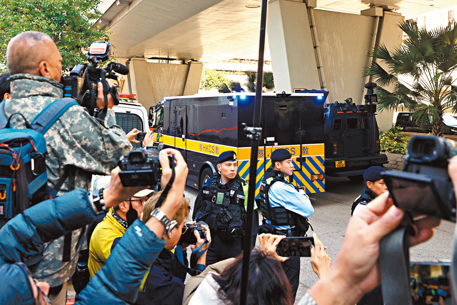 ●12月15日，香港特區依法裁決黎智英兩項串謀勾結外國勢力罪及一項串謀發布煽動刊物罪成立，香港社會各界同聲支持。圖為押送黎智英的囚車駛離西九龍裁判法院。 資料圖片