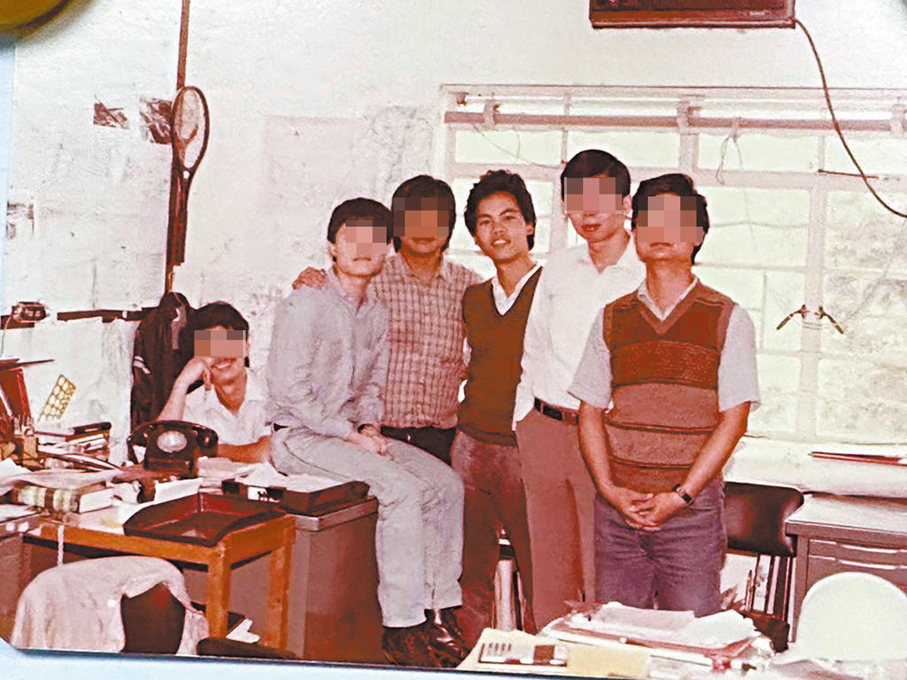●卜國明（左四）年輕時的舊照。 受訪者供圖
