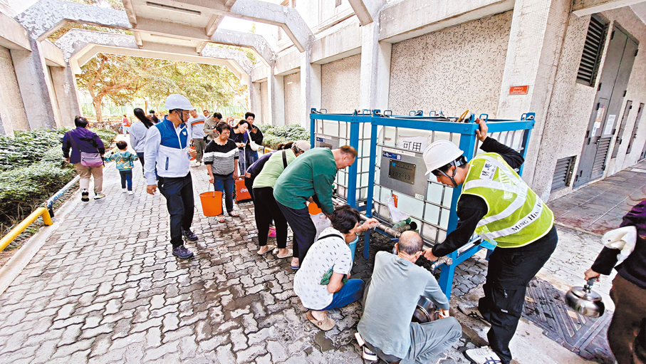 ●居民落樓取食水應急。  香港文匯報記者鄧偉明  攝