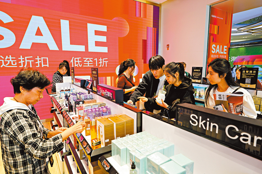 ●海南自貿港18日正式啟動全島封關後，帶動離島免稅購物人氣高漲。中新社