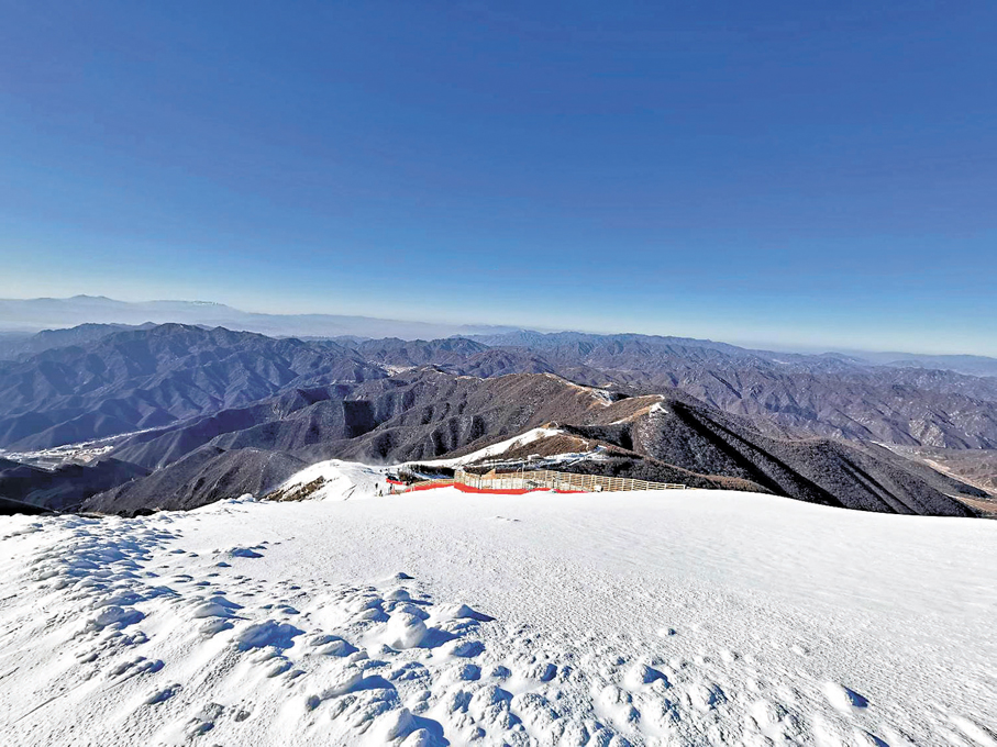 ●從國家高山滑雪中心所在的海坨山山頂俯瞰。 馬曉芳  攝