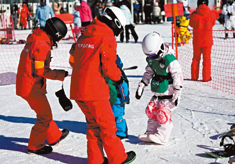 ●富龍滑雪場推出的兒童滑雪託管服務。