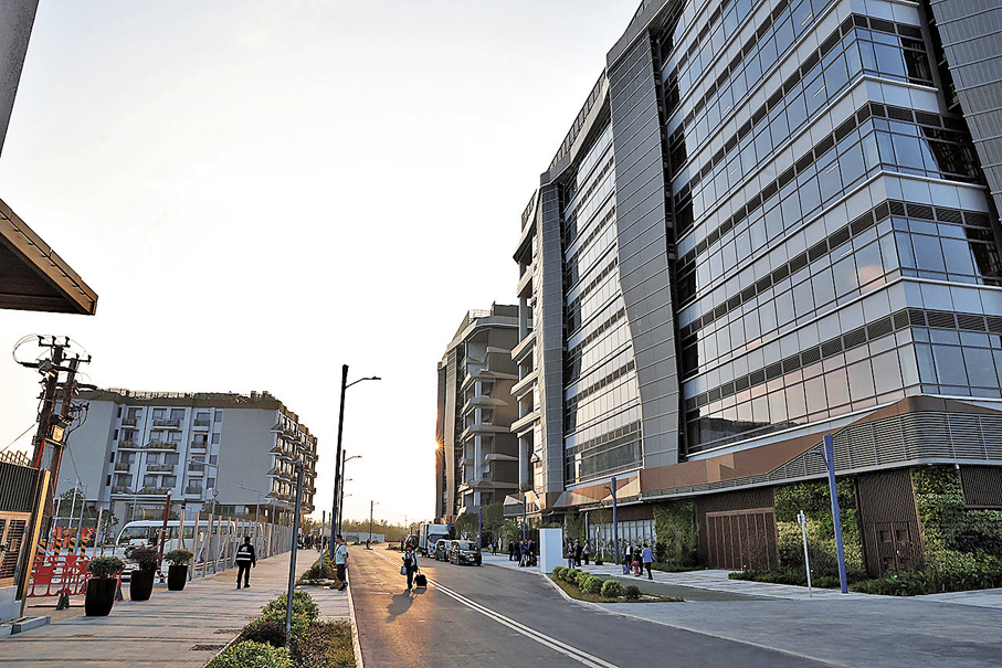 ●港深創科園開園，園區公司陸續進駐兩座濕實驗室大樓（右前及後）。左為5層高的人才公寓。 香港文匯報記者萬霜靈  攝