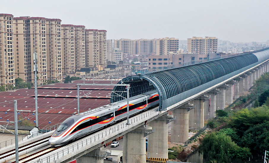●廣湛高鐵建設創下多個「全球第一」。圖為廣湛高鐵列車穿越「隔音隧道」。 香港文匯報廣州傳真