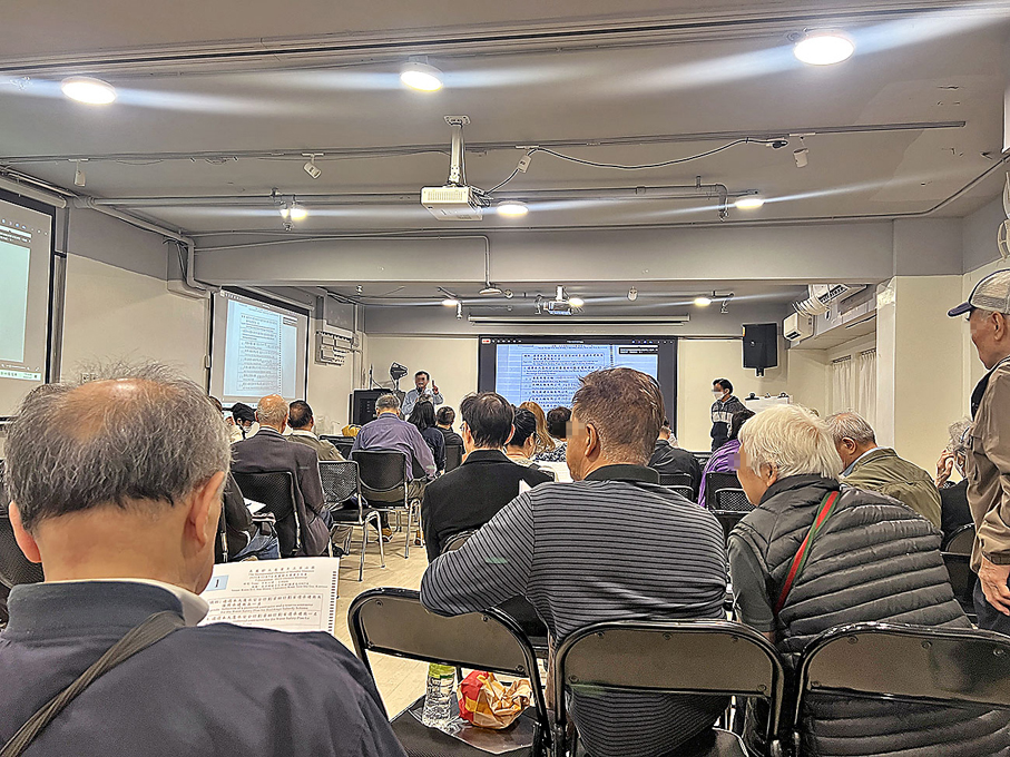 ●記者潛入尖沙咀舊樓業主大會現場，雖然諸多業主表達不滿，但法團代表仍不斷催促業主盡快投票。 香港文匯報記者廣濟 攝