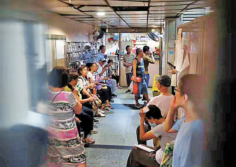 ●觀塘仁安大廈於今年7月經歷黑雨後電錶房短路失火，引發一場疑點重重的維修事件。圖為大廈停電期間情況。