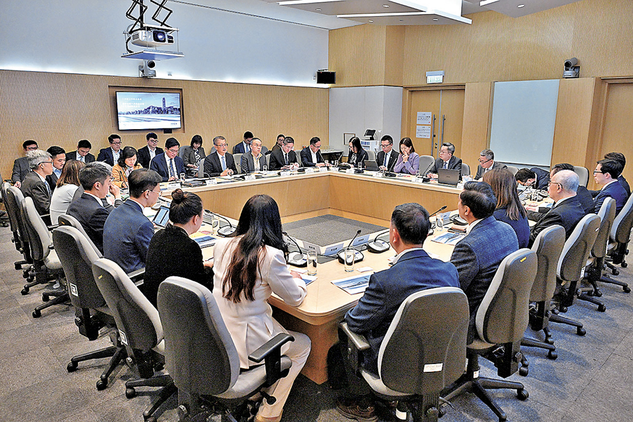 ●由財政司司長陳茂波擔任主席的大宗商品策略委員會昨日召開第一次會議。 政府新聞處圖片