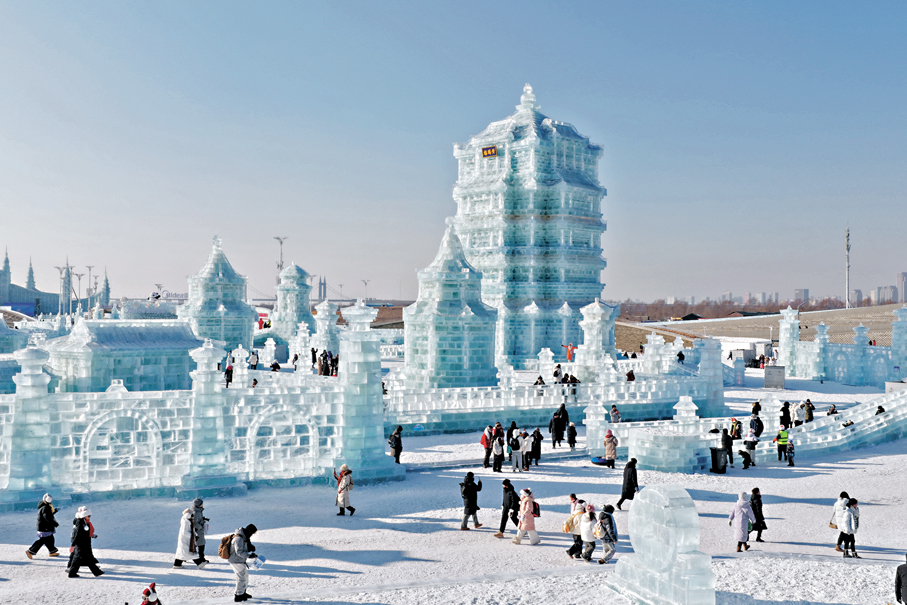 ●元旦、春節假期即將到來，國人年終出境遊也興起了「日本替代」熱潮，國內冬季冰雪旅遊迎來爆發式增長。圖為遊客在哈爾濱冰雪大世界遊玩。 中新社