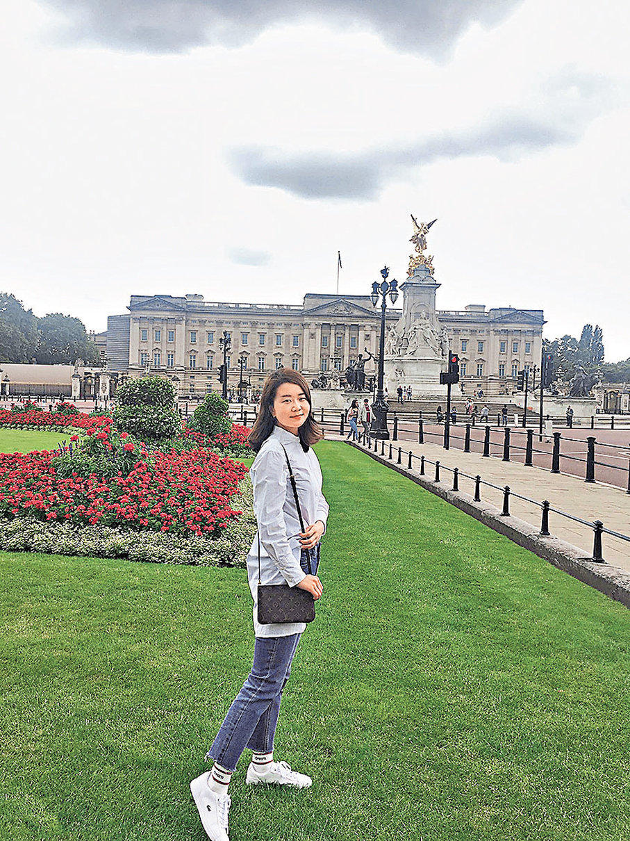 ●Carrie擁有英國倫敦大學金融碩士學位，對婚戀持順其自然的態度。